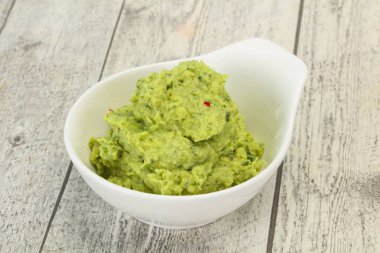 Acı biberli baharatlı avokado sosu.