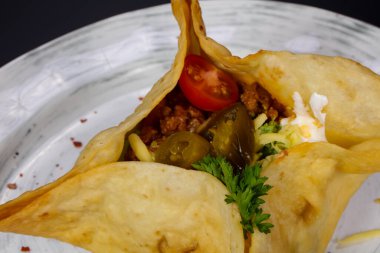 Kıyma ve peynir ile gevrek pasta