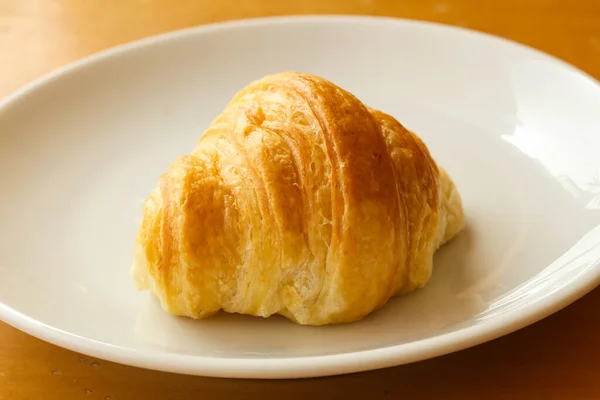 Chutná Kůrka Croissant Talíři — Stock fotografie
