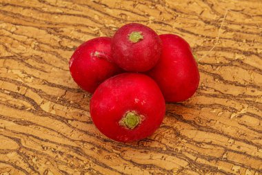 Olgun taze turp yığını ahşap arka planda