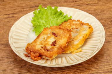 Ekmeğin içinde kızarmış morina balığı