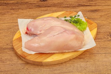 Pişirmek için çiğ tavuk göğsü.