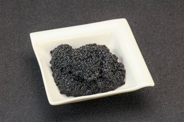 Lüks balık, kâsede siyah havyar.