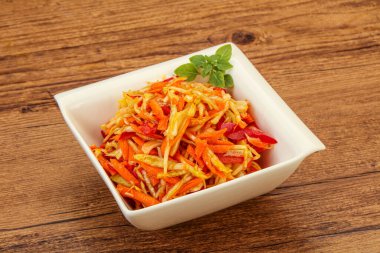 Havuç ve biberli vejetaryen lahana salatası 