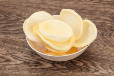 Asya usülü - kâsede ev yapımı karides cipsi