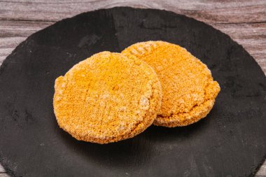 Fırında pişmemiş ev yapımı tavuk pirzolası.