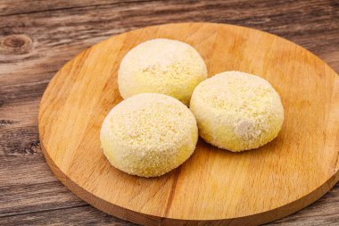 Çiğ patates ezmesi - doldurulmuş patates pirzolası - pişirmek için.