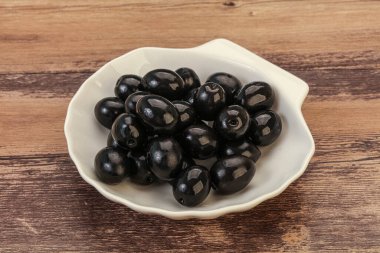 Kasede marine edilmiş siyah zeytin.