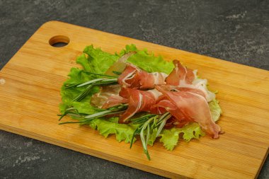 Biberiyeli dilimlenmiş domuz eti.