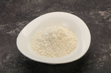 Buğday unu kasede yemek pişirmek için.