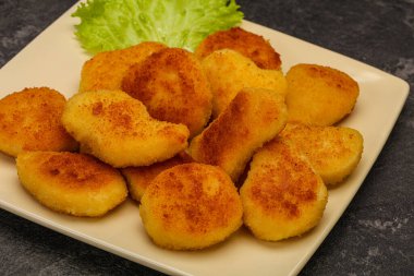 Kızarmış tavuk nugget. Salata yaprakları.