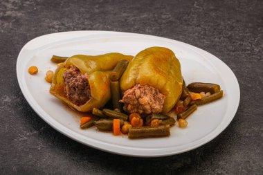Doldurulmuş dolma dolma biber, et ve pilav.