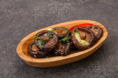 Baharatlı ve otlu terbiye edilmiş Shiitake mantarı.