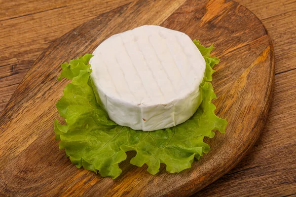 Delicioso Tradicional Brie Rodada Queijo Macio — Fotografia de Stock