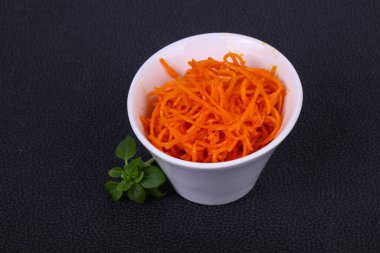 Kore cattot atıştırmalık salatası kasede fesleğen yaprağı servis edilir.