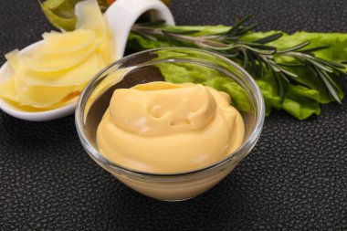 Kasedeki peynir sosu dilimlenmiş parmesan.