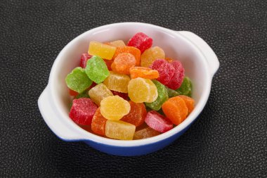 Tatlı meyve yığını kasede