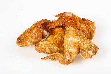 Beyaz arka plan izole üzerinde Füme tavuk kanatları