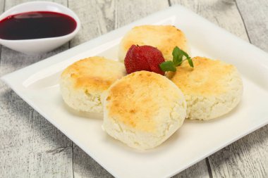 Reçelli krep ve naneli çilek.