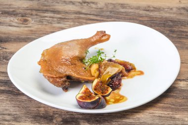 Kavrulmuş. Ördek. erik, incir ve elma ile bacak