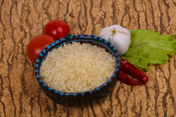 Roher Reis Der Schüssel Serviert Pfeffer Und Salatblätter — Stockfoto