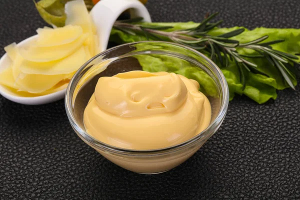 Kasedeki peynir sosu dilimlenmiş parmesan.