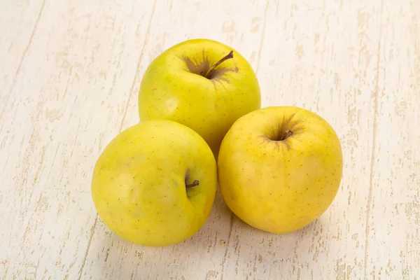 Manzanas Amarillas Maduras Sobre Fondo Madera — Foto de Stock