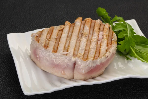 Grilovaný Steak Tuňáka Podávaný Raketovém Salátu — Stock fotografie