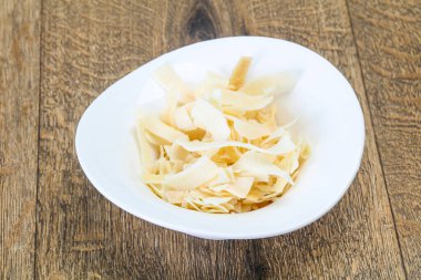 Hindistan cevizi kuru cipsi kasede atıştırmalık.