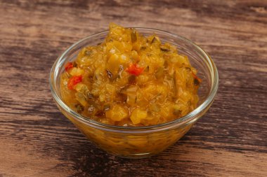 Salatalık ve hardal tohumlu sos.