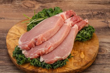 Pişirmek için çiğ domuz eti.