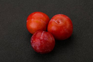 Olgun tatlı kırmızı erik yığını