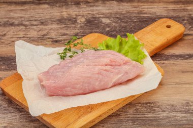 Pişirmek için çiğ hindi göğsü biftek.