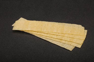 Doğal yağ ve tuzlu patates cipsi yığını. 