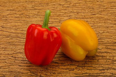 Olgun iki tatlı Bulgar dolma biberi