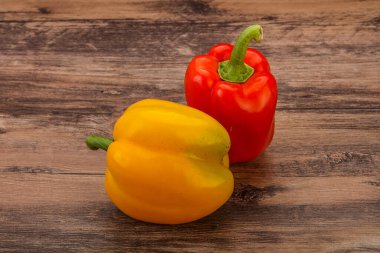 Olgun iki tatlı Bulgar dolma biberi