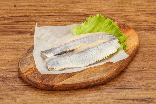 Filé Arenque Com Folhas Salada Sobre Bordo — Fotografia de Stock