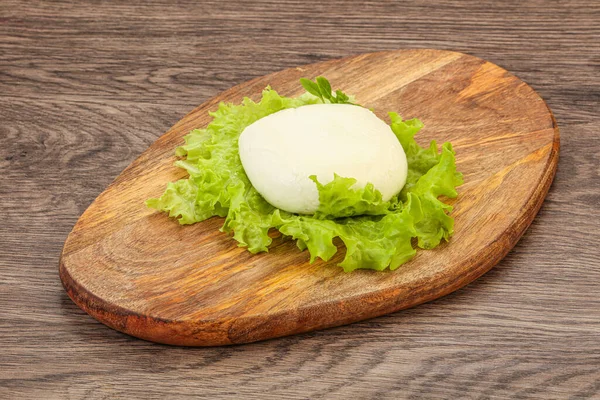 Bola Queijo Mozzarella Italiana Sobre Bordo — Fotografia de Stock