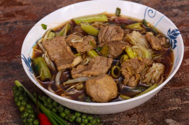 Tayland usulü et, sebze ve mantarlı çorba.