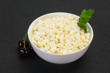 Taze kaymak tabaktaki taze kaymak. Naneli ve vişneli.