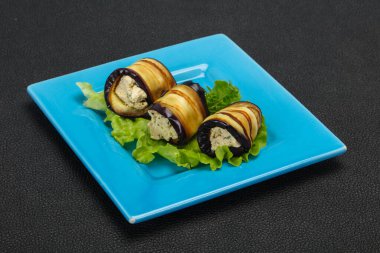 Peynirli patlıcan dolması ve otlar salata servis