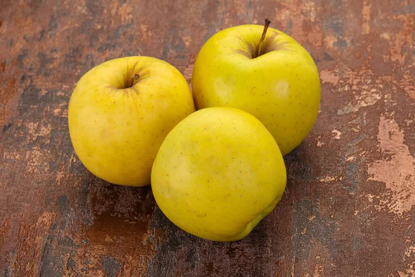 Manzanas Amarillas Maduras Sobre Fondo Madera — Foto de Stock