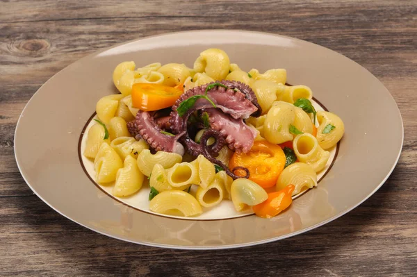 Pasta Met Octopus Peterselie Gele Tomaten — Stockfoto