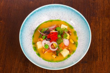 Somon ve sebzeli Gurman Çorbası kişniş ikram