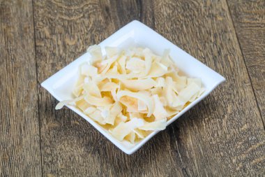 Hindistan cevizi kuru cipsi kasede atıştırmalık.