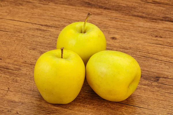 Süße Reife Und Schmackhafte Goldene Äpfel Vor Hintergrund — Stockfoto