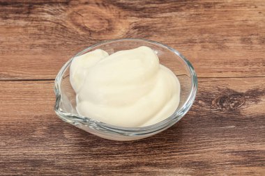 Süt ekşi krema kasede