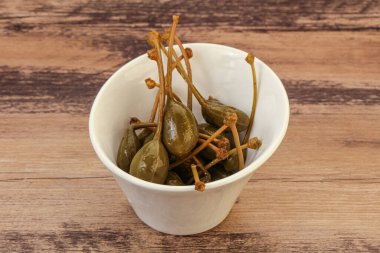 Lezzetli kapari meyveleri kasede 