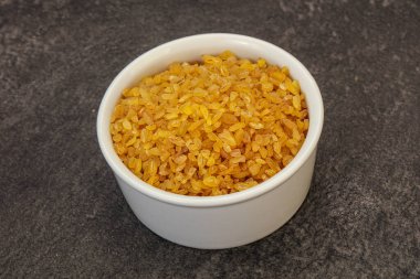 Vejetaryen mutfağı. Kasede pişirmek için kuru bulgur.