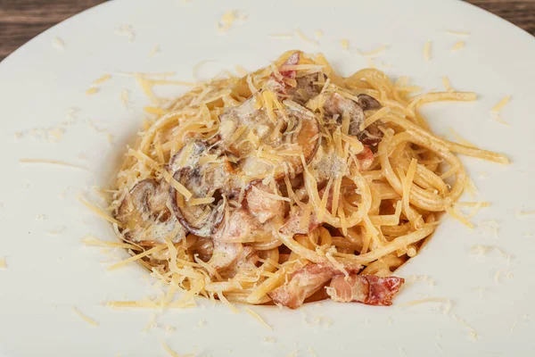 Pasta Con Champiñones Queso Parmesano Tocino — Foto de Stock